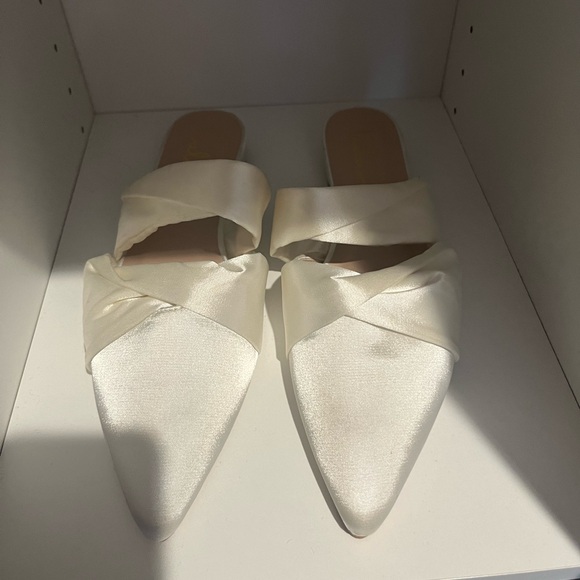 Lulus off white satin flats - Picture 1 of 5